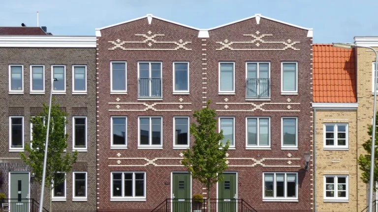 Rij bakstenen koopwoningen met tuinen, het soort huizen dat je met een opstalverzekering verzekert